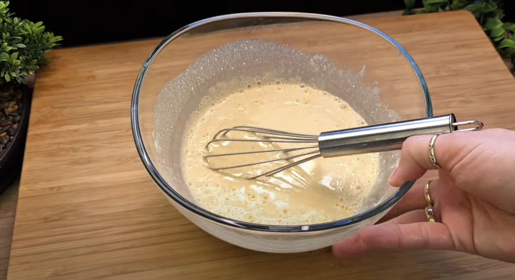 Quiche se zeleným chřestem, cherry rajčátky a červenou cibulkou – jemný a elegantní slaný koláč