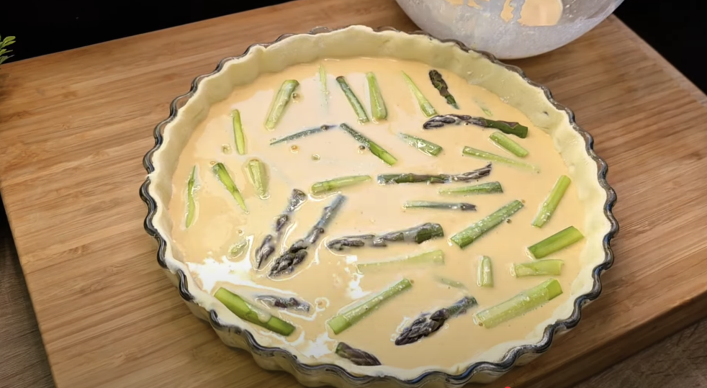 Quiche se zeleným chřestem, cherry rajčátky a červenou cibulkou – jemný a elegantní slaný koláč