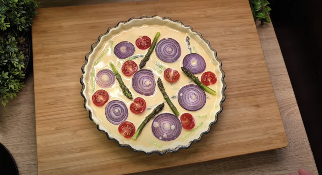Quiche se zeleným chřestem, cherry rajčátky a červenou cibulkou – jemný a elegantní slaný koláč