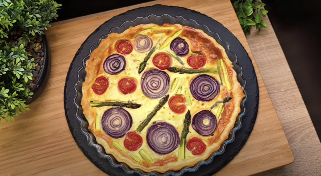 Quiche se zeleným chřestem, cherry rajčátky a červenou cibulkou – jemný a elegantní slaný koláč