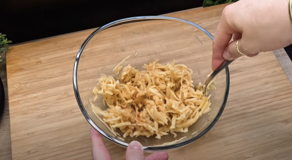 Voňavé zlatavé šneky plné jablek a skořice okouzlí svou jemností v každém soustu – nejlépe chutnají se šálkem hořkého čaje