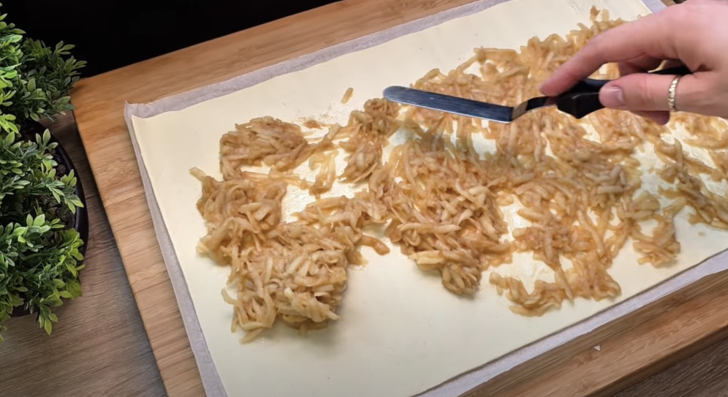 Voňavé zlatavé šneky plné jablek a skořice okouzlí svou jemností v každém soustu – nejlépe chutnají se šálkem hořkého čaje