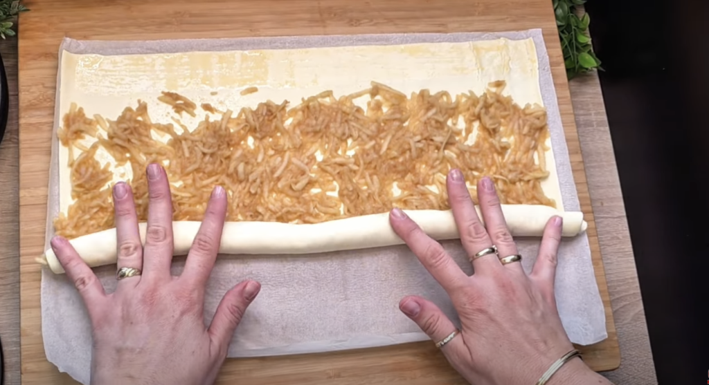 Voňavé zlatavé šneky plné jablek a skořice okouzlí svou jemností v každém soustu – nejlépe chutnají se šálkem hořkého čaje