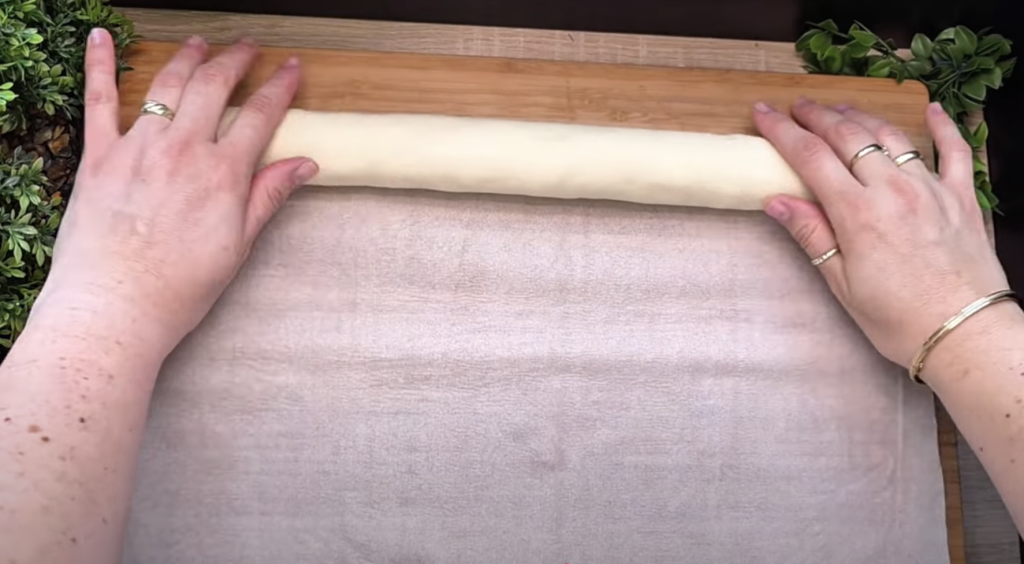 Voňavé zlatavé šneky plné jablek a skořice okouzlí svou jemností v každém soustu – nejlépe chutnají se šálkem hořkého čaje