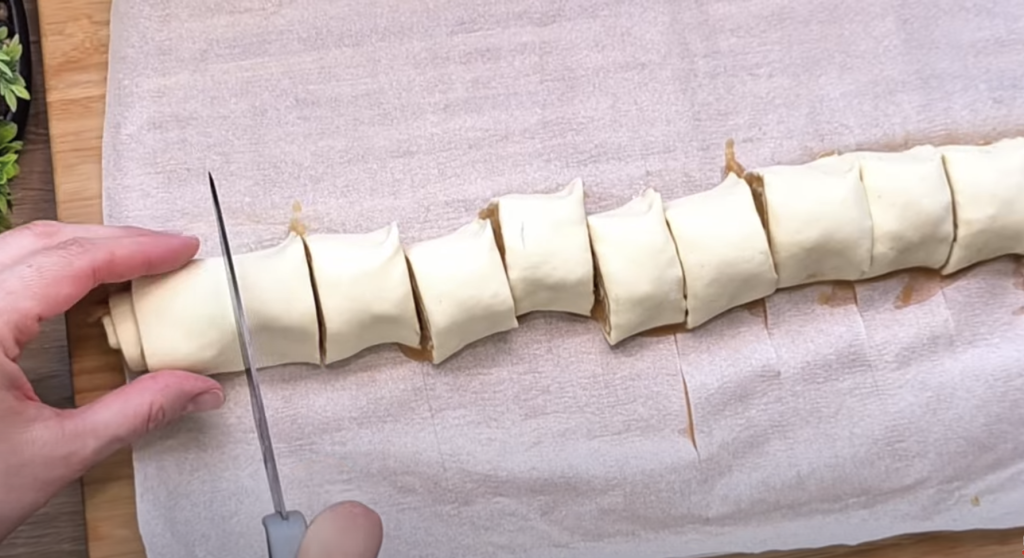 Voňavé zlatavé šneky plné jablek a skořice okouzlí svou jemností v každém soustu – nejlépe chutnají se šálkem hořkého čaje