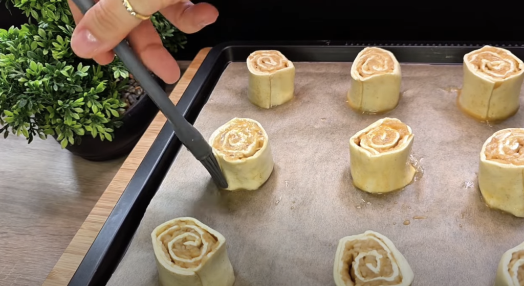 Voňavé zlatavé šneky plné jablek a skořice okouzlí svou jemností v každém soustu – nejlépe chutnají se šálkem hořkého čaje