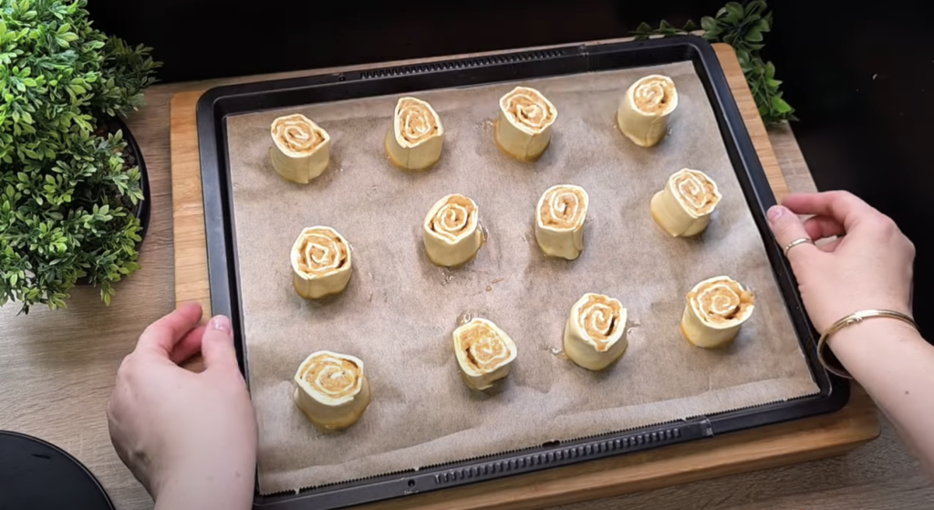 Voňavé jablečné šneky z listového těsta se skořicí – rychlý dezert