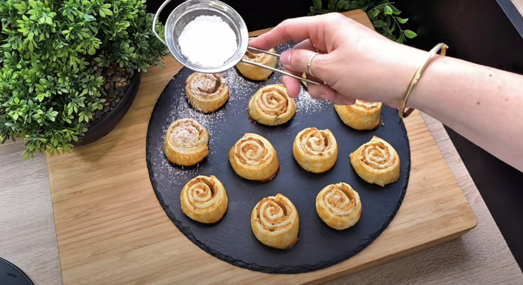 Voňavé jablečné šneky z listového těsta se skořicí – rychlý dezert