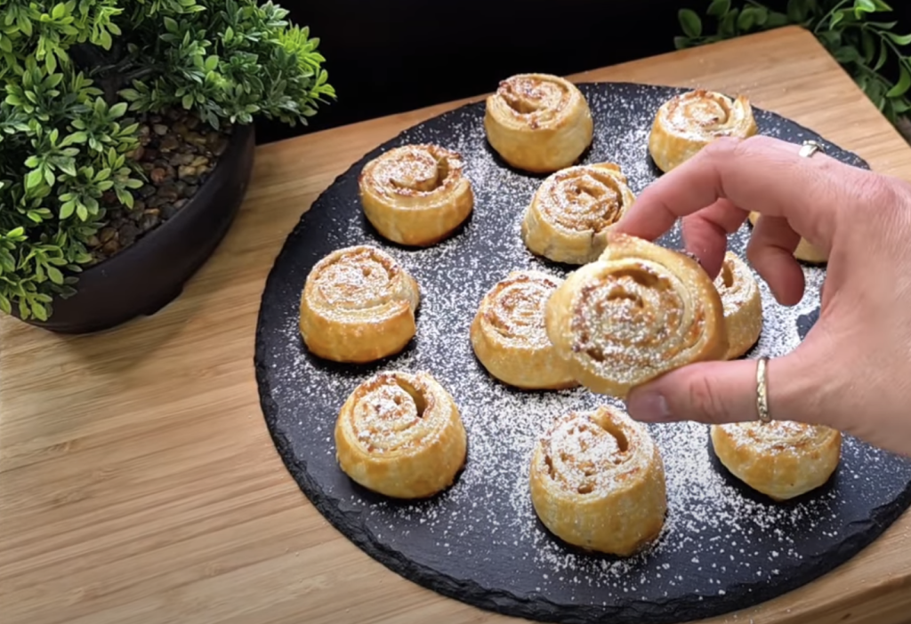 Voňavé jablečné šneky z listového těsta se skořicí – rychlý dezert