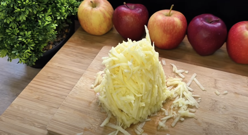 Voňavé zlatavé šneky plné jablek a skořice okouzlí svou jemností v každém soustu – nejlépe chutnají se šálkem hořkého čaje