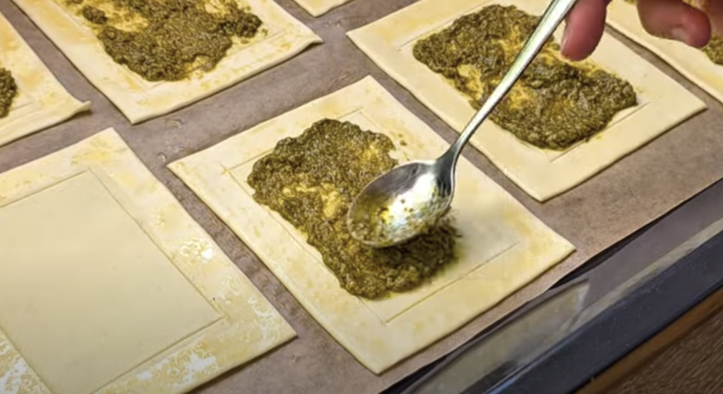 Caprese z listového těsta s pestem a mozzarellou – křupavá variace klasiky