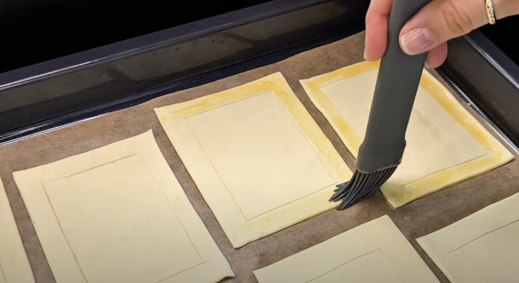 Caprese z listového těsta s pestem a mozzarellou – křupavá variace klasiky