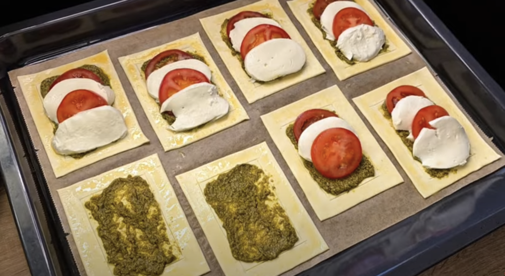 Caprese z listového těsta s pestem a mozzarellou – křupavá variace klasiky