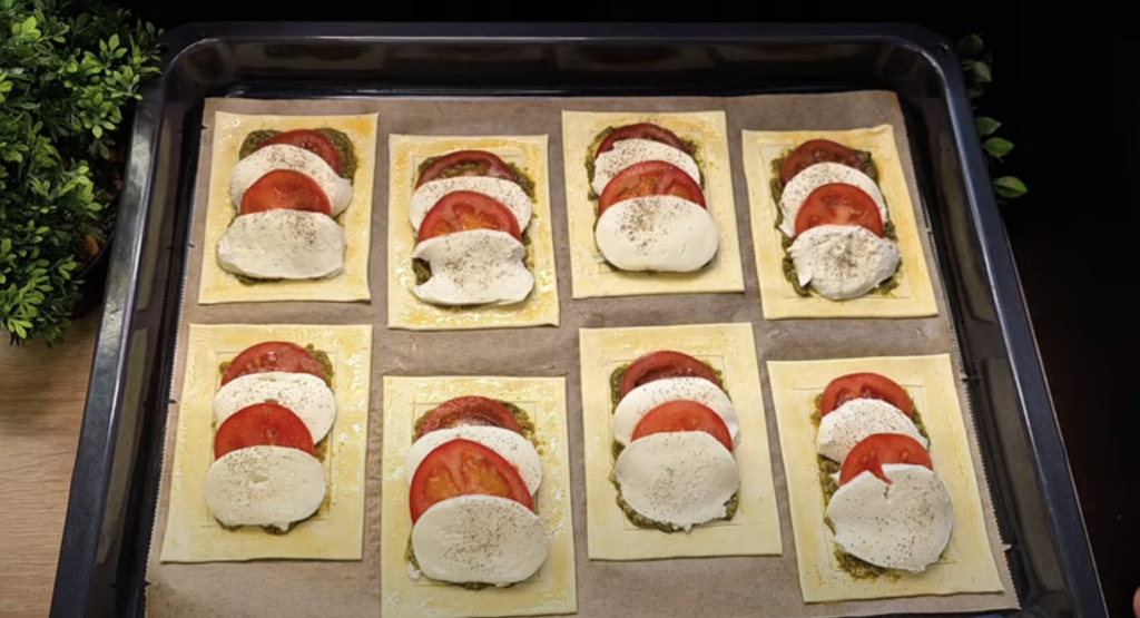 Caprese z listového těsta s pestem a mozzarellou – křupavá variace klasiky