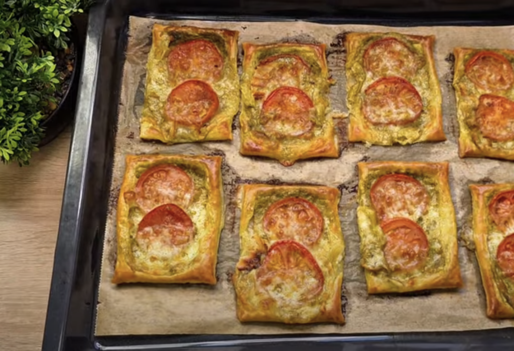 Caprese z listového těsta s pestem a mozzarellou – křupavá variace klasiky