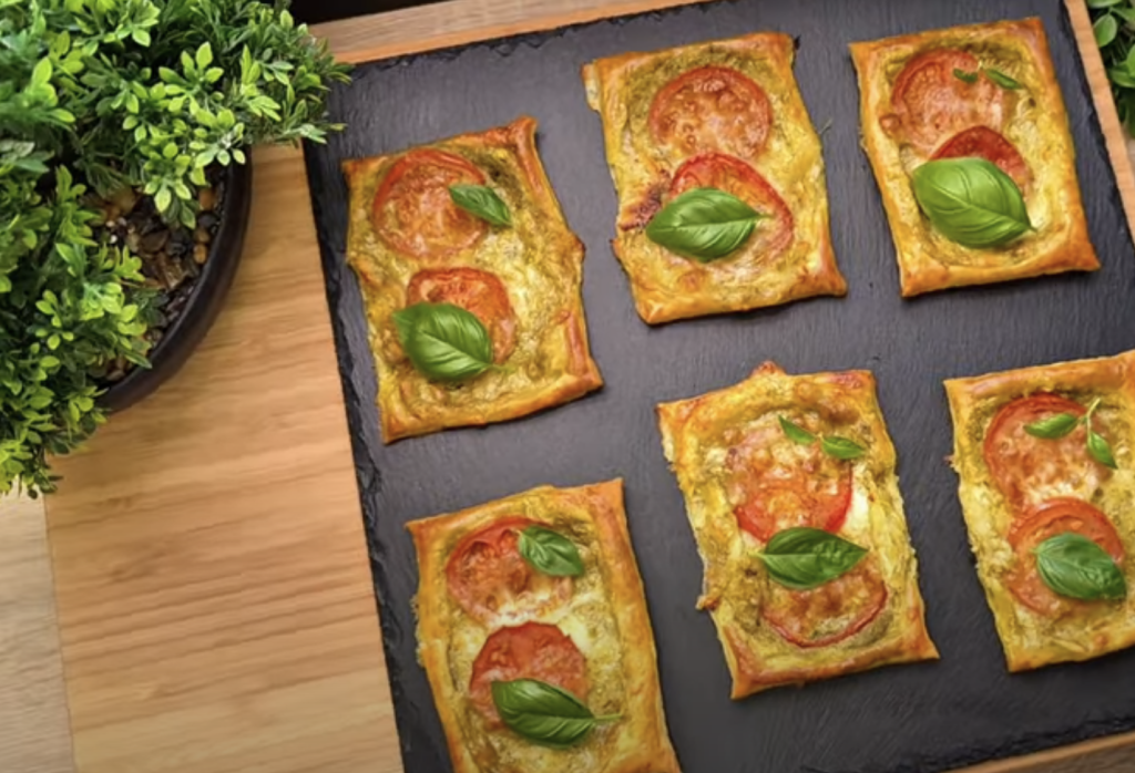 Caprese z listového těsta s pestem a mozzarellou – křupavá variace klasiky