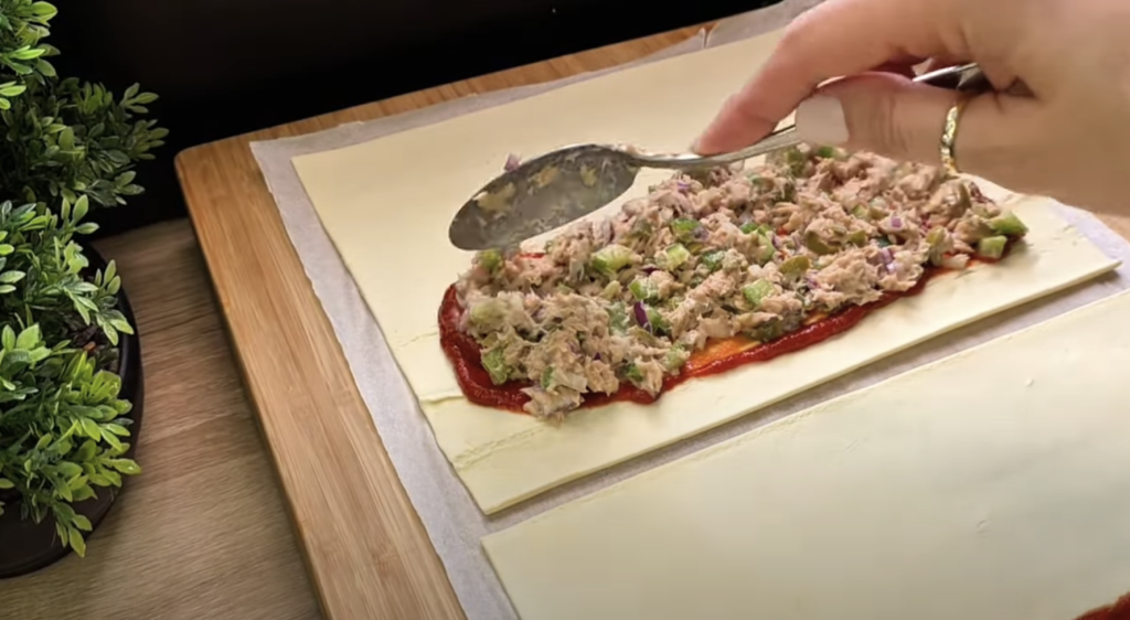 Rychlé tuňákové trojúhelníčky z listového těsta s olivami a sezamem – lahodný snack za pár minut