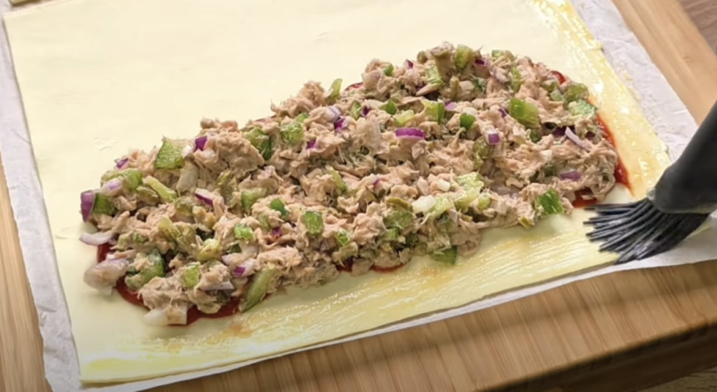 Rychlé tuňákové trojúhelníčky z listového těsta s olivami a sezamem – lahodný snack za pár minut