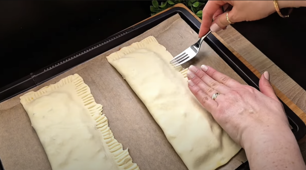 Rychlé tuňákové trojúhelníčky z listového těsta s olivami a sezamem – lahodný snack za pár minut