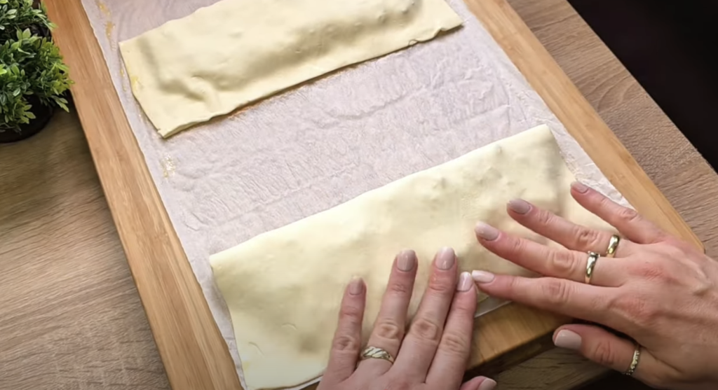 Rychlé tuňákové trojúhelníčky z listového těsta s olivami a sezamem – lahodný snack za pár minut