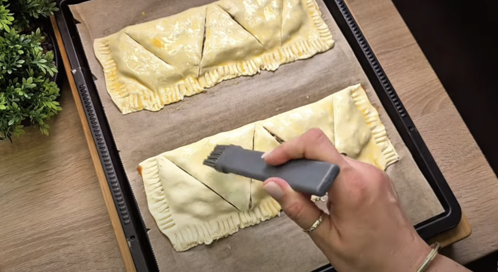 Rychlé tuňákové trojúhelníčky z listového těsta s olivami a sezamem – lahodný snack za pár minut