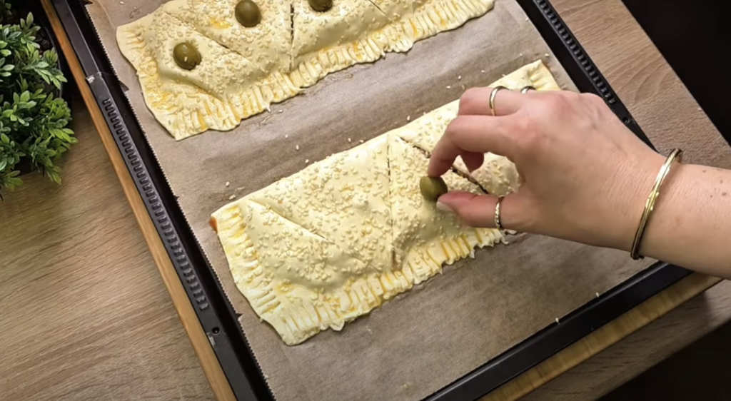 Rychlé tuňákové trojúhelníčky z listového těsta s olivami a sezamem – lahodný snack za pár minut