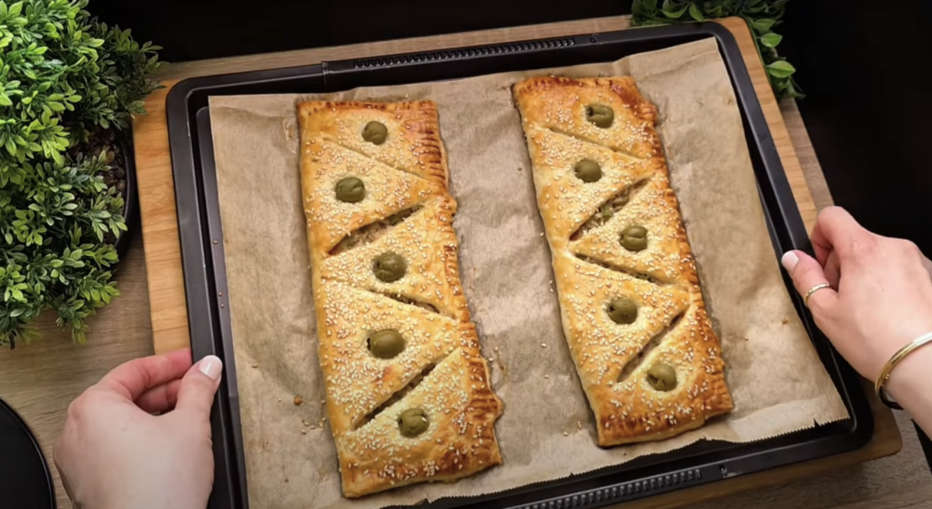 Rychlé tuňákové trojúhelníčky z listového těsta s olivami a sezamem – lahodný snack za pár minut