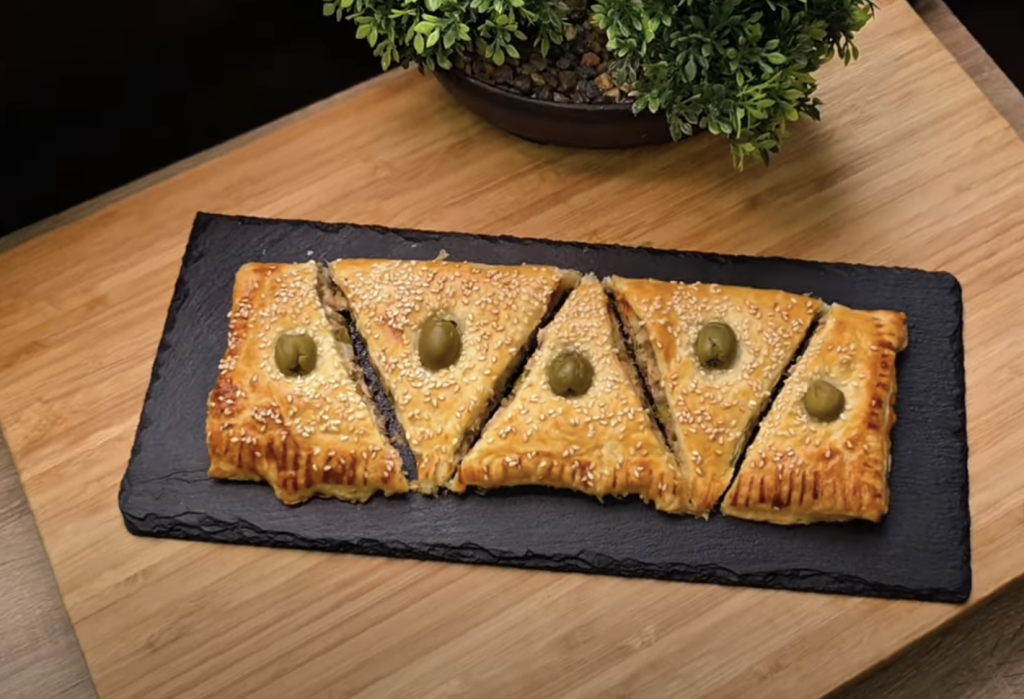 Rychlé tuňákové trojúhelníčky z listového těsta s olivami a sezamem – lahodný snack za pár minut