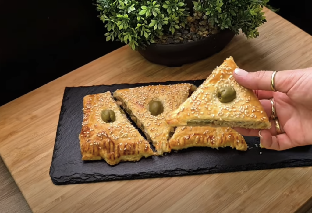 Rychlé tuňákové trojúhelníčky z listového těsta s olivami a sezamem – lahodný snack za pár minut