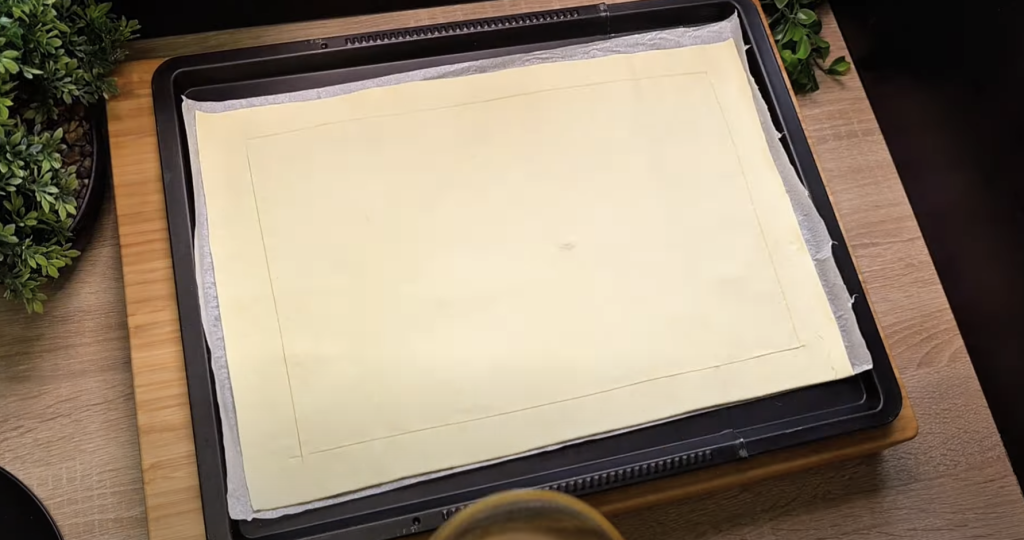 Slaný listový koláč s krémovým sýrem, uzeným lososem, cibulí a kapary