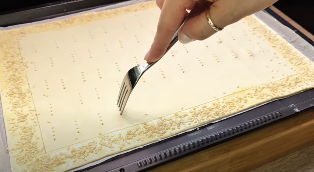 Slaný listový koláč s krémovým sýrem, uzeným lososem, cibulí a kapary