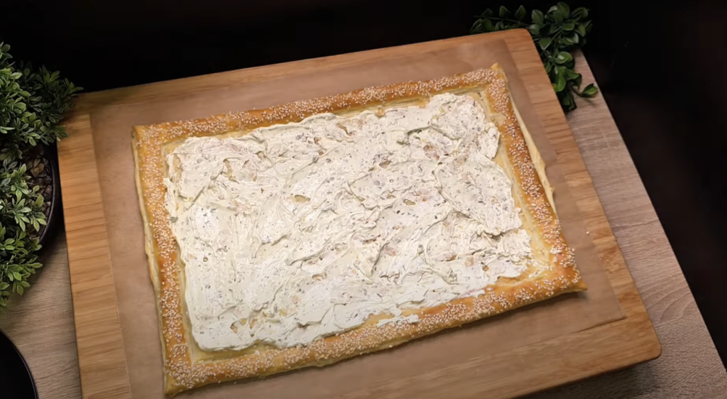 Slaný listový koláč s krémovým sýrem, uzeným lososem, cibulí a kapary