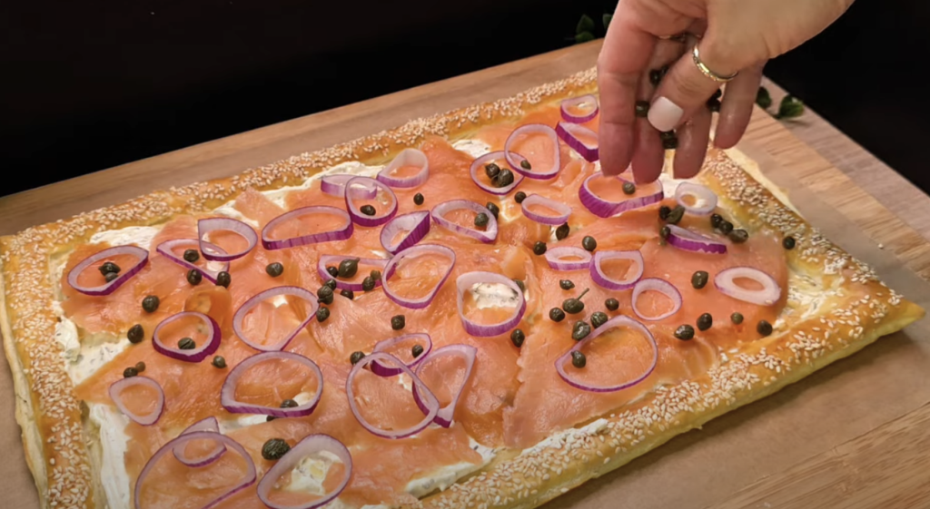 Slaný listový koláč s krémovým sýrem, uzeným lososem, cibulí a kapary