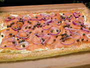 Slaný listový koláč s krémovým sýrem, uzeným lososem, cibulí a kapary