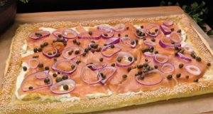 Slaný listový koláč s krémovým sýrem, uzeným lososem, cibulí a kapary Slaný listový koláč s krémovým sýrem, uzeným lososem, cibulí a kapary