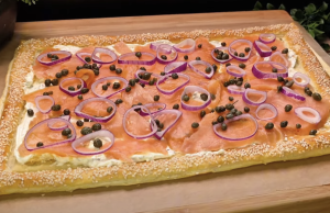 Slaný listový koláč s krémovým sýrem, uzeným lososem, cibulí a kapary