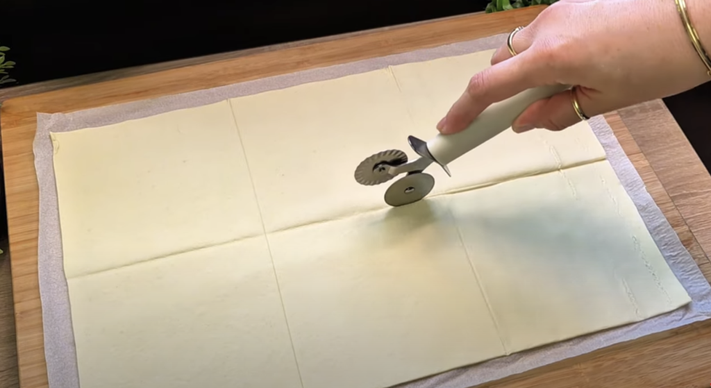 Listové taštičky plněné smetanovým sýrem, salátem, šunkou, sýrem a zeleninou - křupavé občerstvení plné chutí