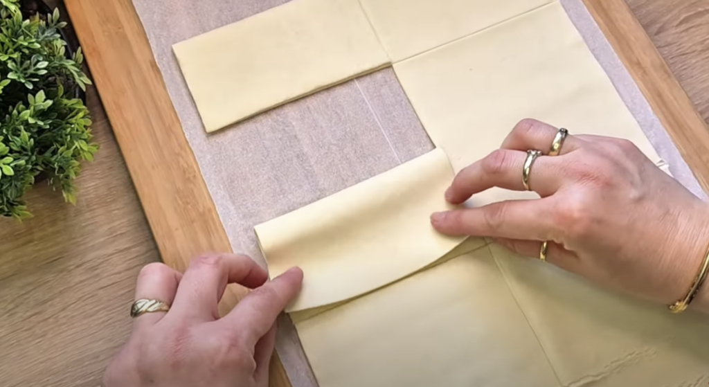 Listové taštičky plněné smetanovým sýrem, salátem, šunkou, sýrem a zeleninou - křupavé občerstvení plné chutí