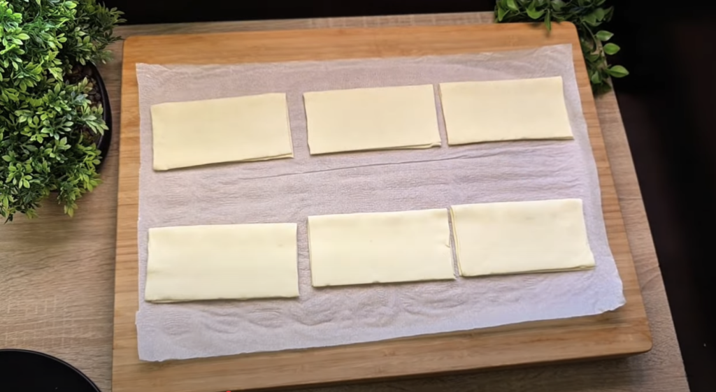 Listové taštičky plněné smetanovým sýrem, salátem, šunkou, sýrem a zeleninou - křupavé občerstvení plné chutí