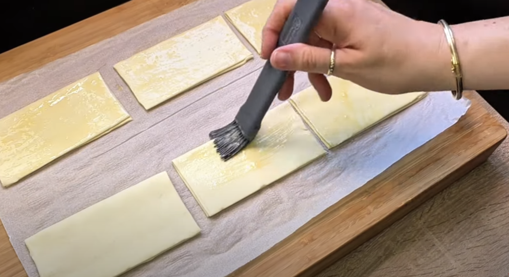 Listové taštičky plněné smetanovým sýrem, salátem, šunkou, sýrem a zeleninou - křupavé občerstvení plné chutí