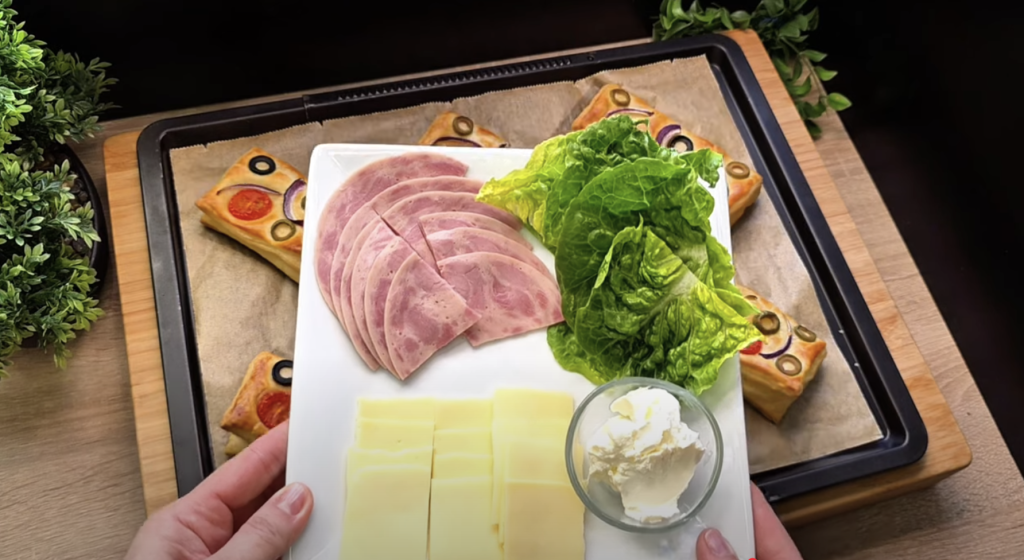 Listové taštičky plněné smetanovým sýrem, salátem, šunkou, sýrem a zeleninou - křupavé občerstvení plné chutí