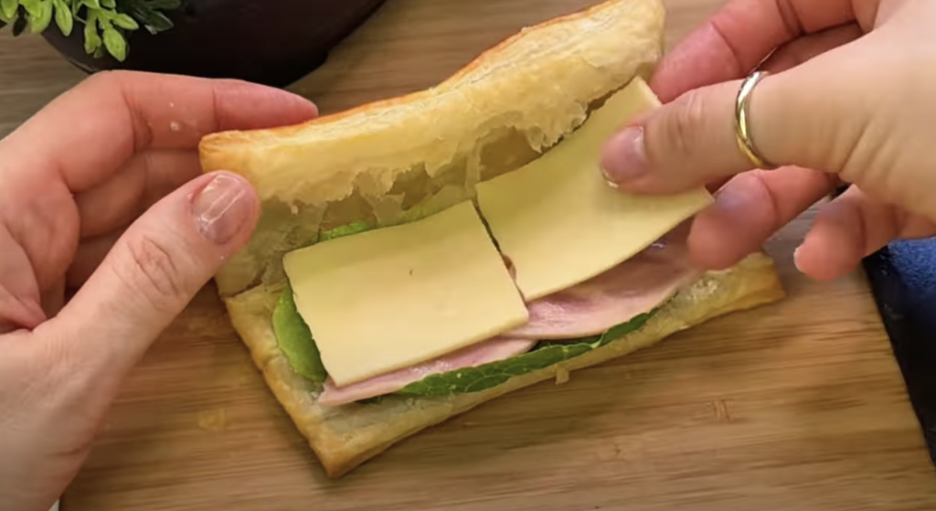 Listové taštičky plněné smetanovým sýrem, salátem, šunkou, sýrem a zeleninou - křupavé občerstvení plné chutí