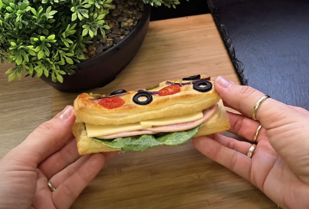 Listové taštičky plněné smetanovým sýrem, salátem, šunkou, sýrem a zeleninou - křupavé občerstvení plné chutí