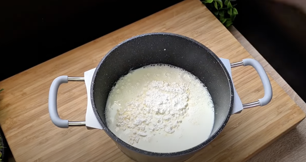 Křehké hvězdičky z listového těsta s vanilkovým pudinkem, ovocem a lískovými oříšky