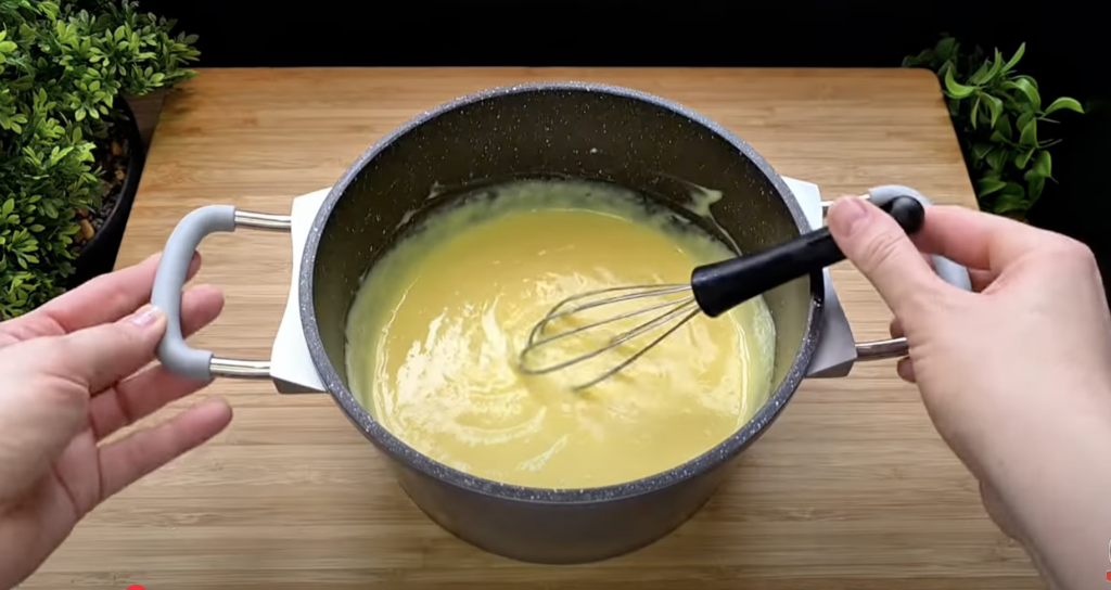 Křehké hvězdičky z listového těsta s vanilkovým pudinkem, ovocem a lískovými oříšky