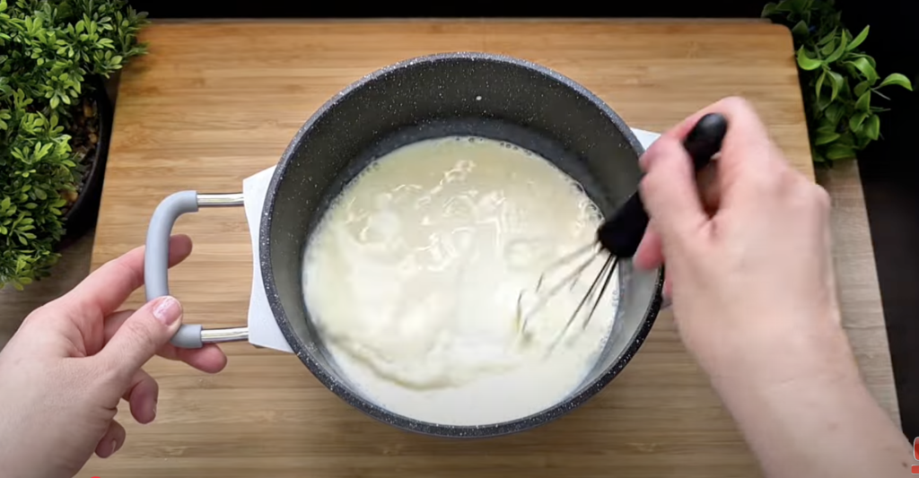 Křehké hvězdičky z listového těsta s vanilkovým pudinkem, ovocem a lískovými oříšky