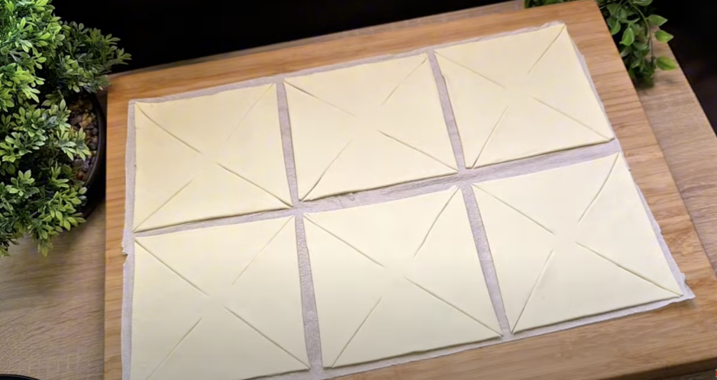 Křehké hvězdičky z listového těsta s vanilkovým pudinkem, ovocem a lískovými oříšky