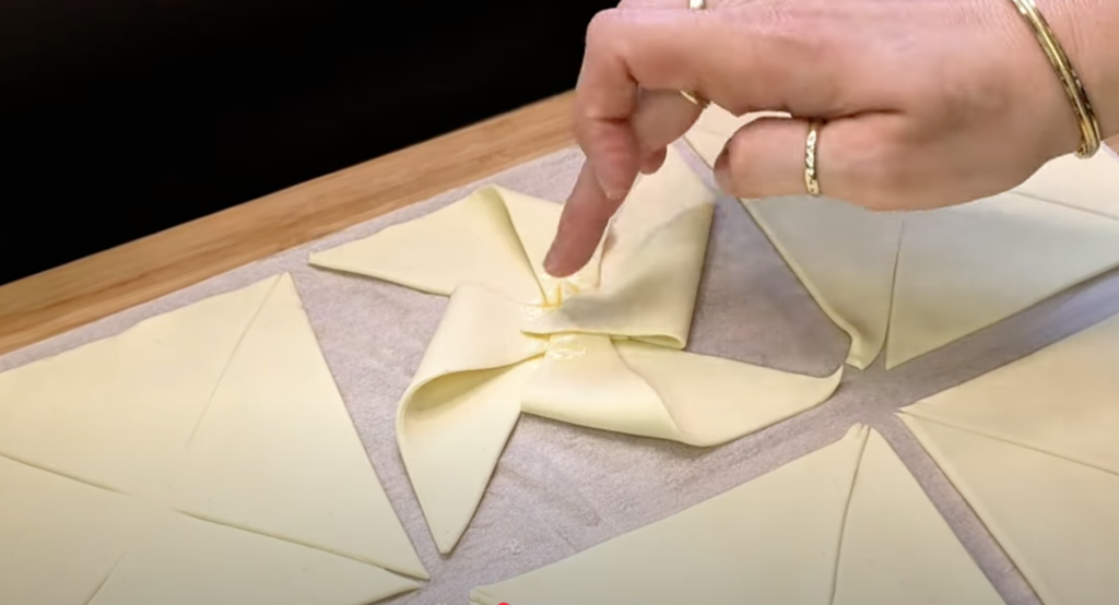 Křehké hvězdičky z listového těsta s vanilkovým pudinkem, ovocem a lískovými oříšky