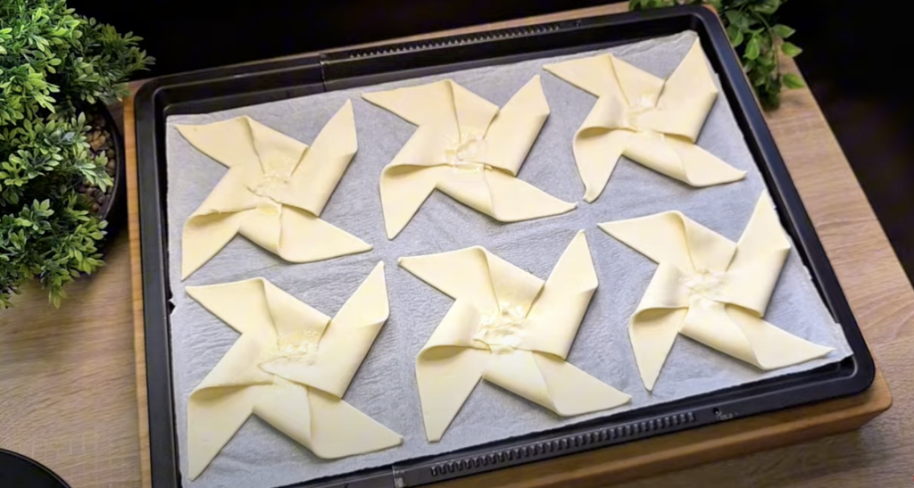 Křehké hvězdičky z listového těsta s vanilkovým pudinkem, ovocem a lískovými oříšky