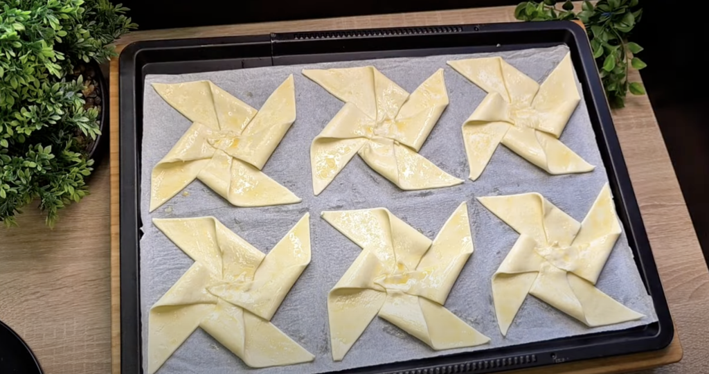 Křehké hvězdičky z listového těsta s vanilkovým pudinkem, ovocem a lískovými oříšky